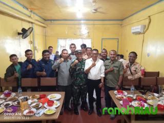 Silaturahmi hangat Danposal Selatpanjang ke Wartawan ditengah kesibukan kerja